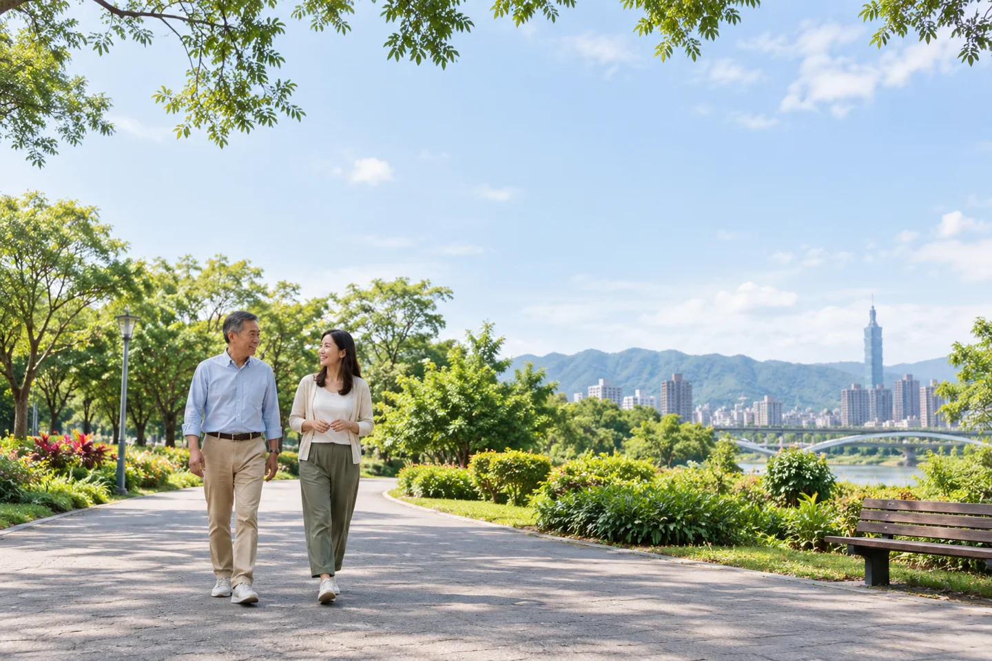 情境示意:成年女兒陪父親在公園步道散步